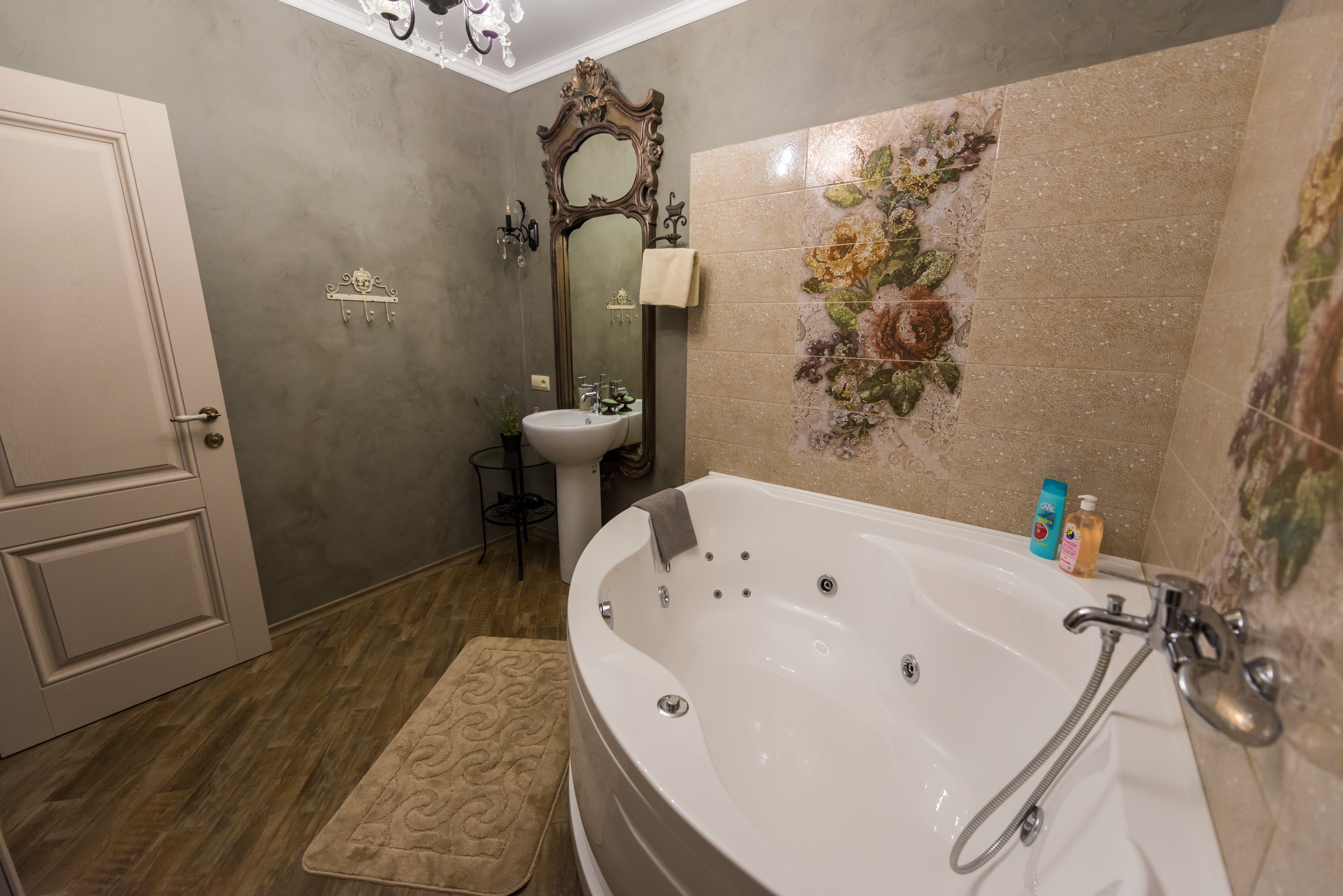 Ванная комната с джакузи в Country House